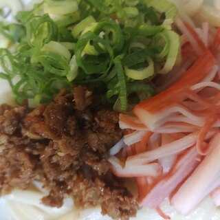 ねぎとカニかまと鶏肉そぼろのぶっかけうどん